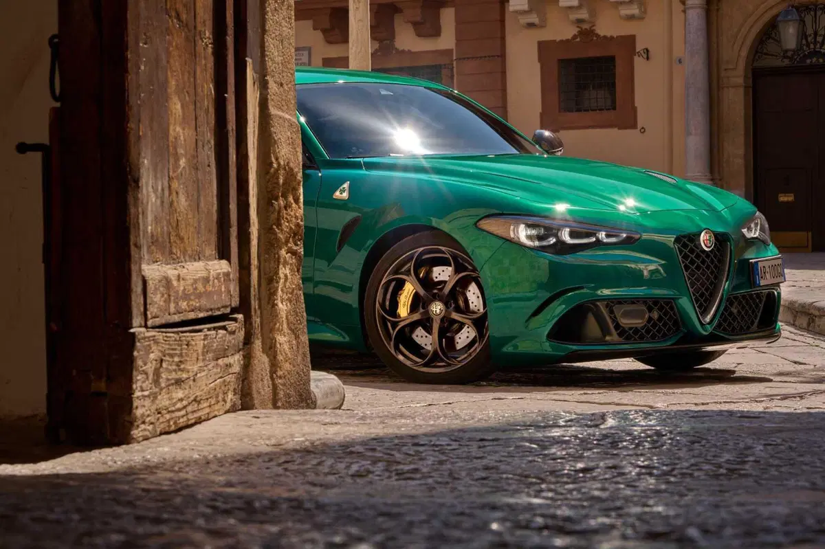 Alfa Romeo Giulia Quadrifoglio 100° anniversario: tutte le foto (3)