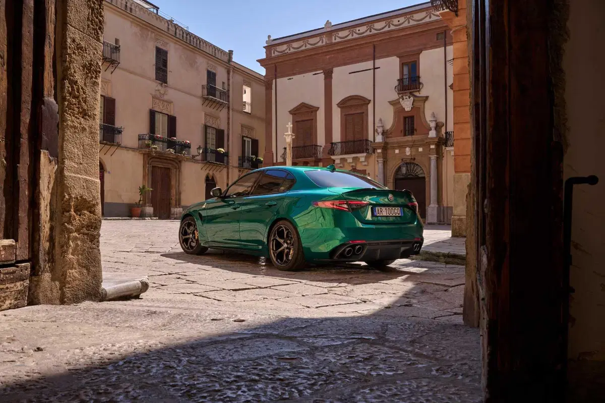 Alfa Romeo Giulia Quadrifoglio 100° anniversario: tutte le foto (11)
