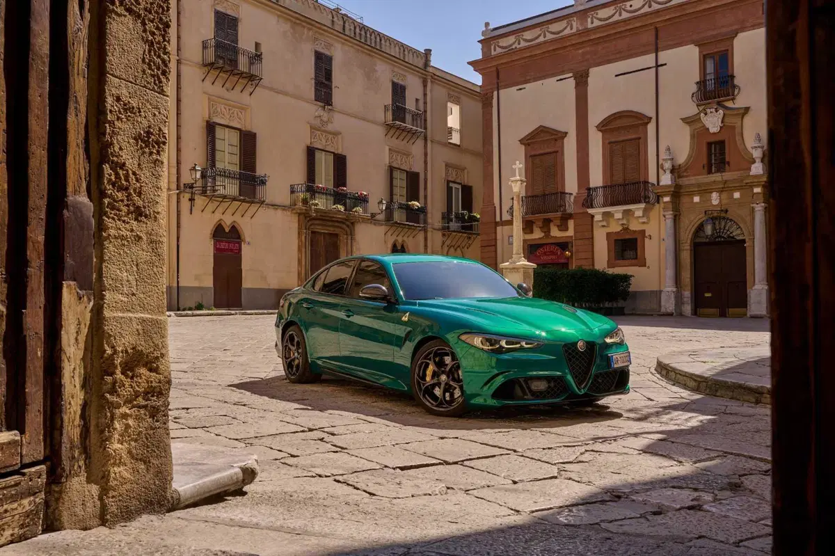 Alfa Romeo Giulia Quadrifoglio 100° anniversario: tutte le foto (12)