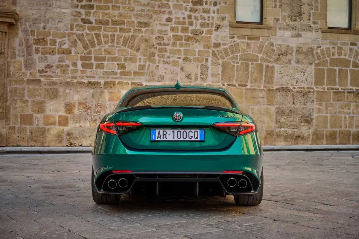 Alfa Romeo Giulia Quadrifoglio 100° anniversario: tutte le foto (14)