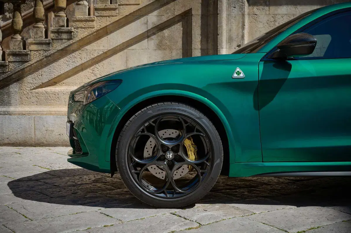 Alfa Romeo Stelvio Quadrifoglio: tutte le foto della versione 100° Anniversario (5)