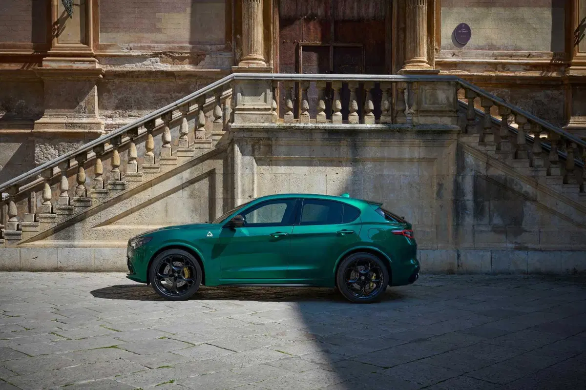 Alfa Romeo Stelvio Quadrifoglio: tutte le foto della versione 100° Anniversario (6)