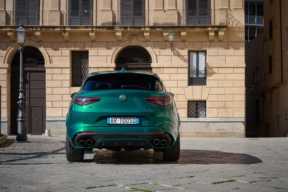 Alfa Romeo Stelvio Quadrifoglio: tutte le foto della versione 100° Anniversario (8)