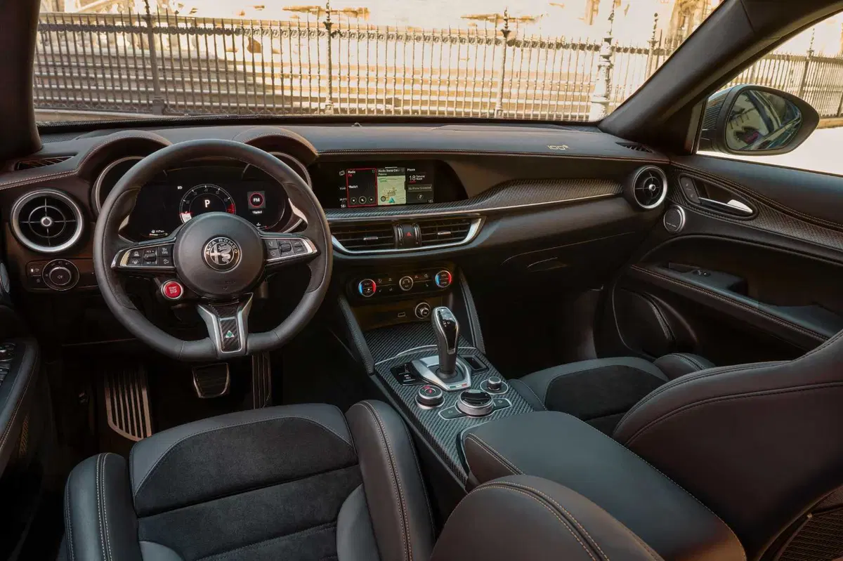 Alfa Romeo Stelvio Quadrifoglio: tutte le foto della versione 100° Anniversario (16)