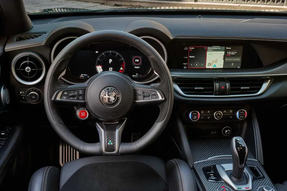 Alfa Romeo Stelvio Quadrifoglio: tutte le foto della versione 100° Anniversario (17)