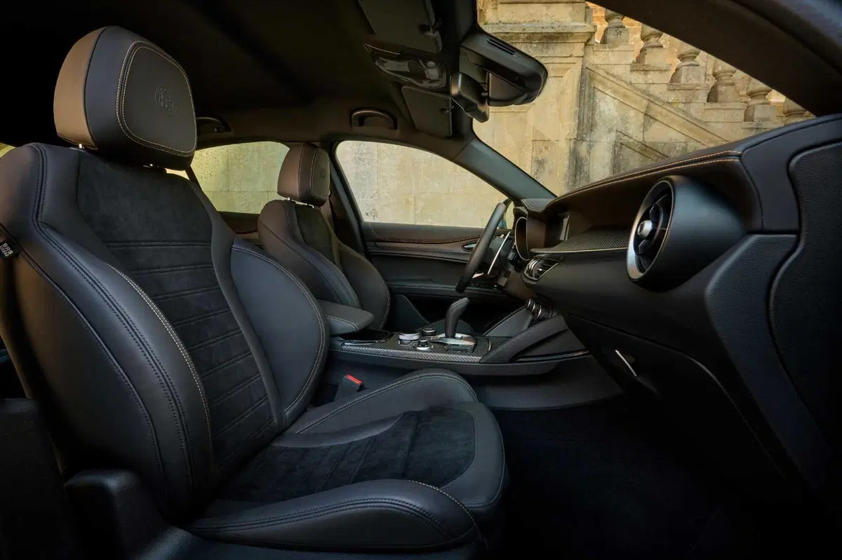 Alfa Romeo Stelvio Quadrifoglio: tutte le foto della versione 100° Anniversario (18)