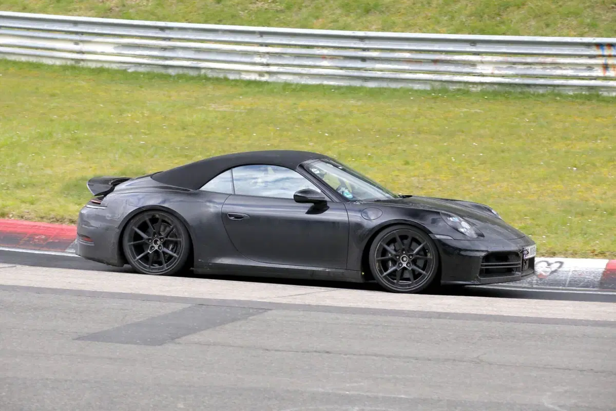 Porsche 911 Cabrio, il Facelift è stato avvistato al Nürburgring [Foto Spia] 