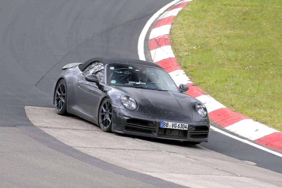 Porsche 911 Cabrio, il Facelift è stato avvistato al Nürburgring [Foto Spia]  (2)