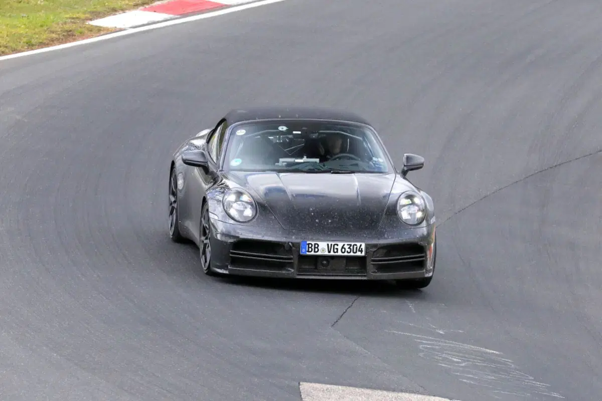 Porsche 911 Cabrio, il Facelift è stato avvistato al Nürburgring [Foto Spia]  (3)