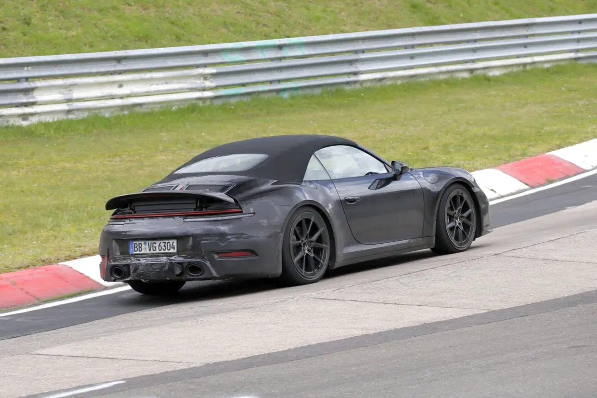 Porsche 911 Cabrio, il Facelift è stato avvistato al Nürburgring [Foto Spia]  (4)