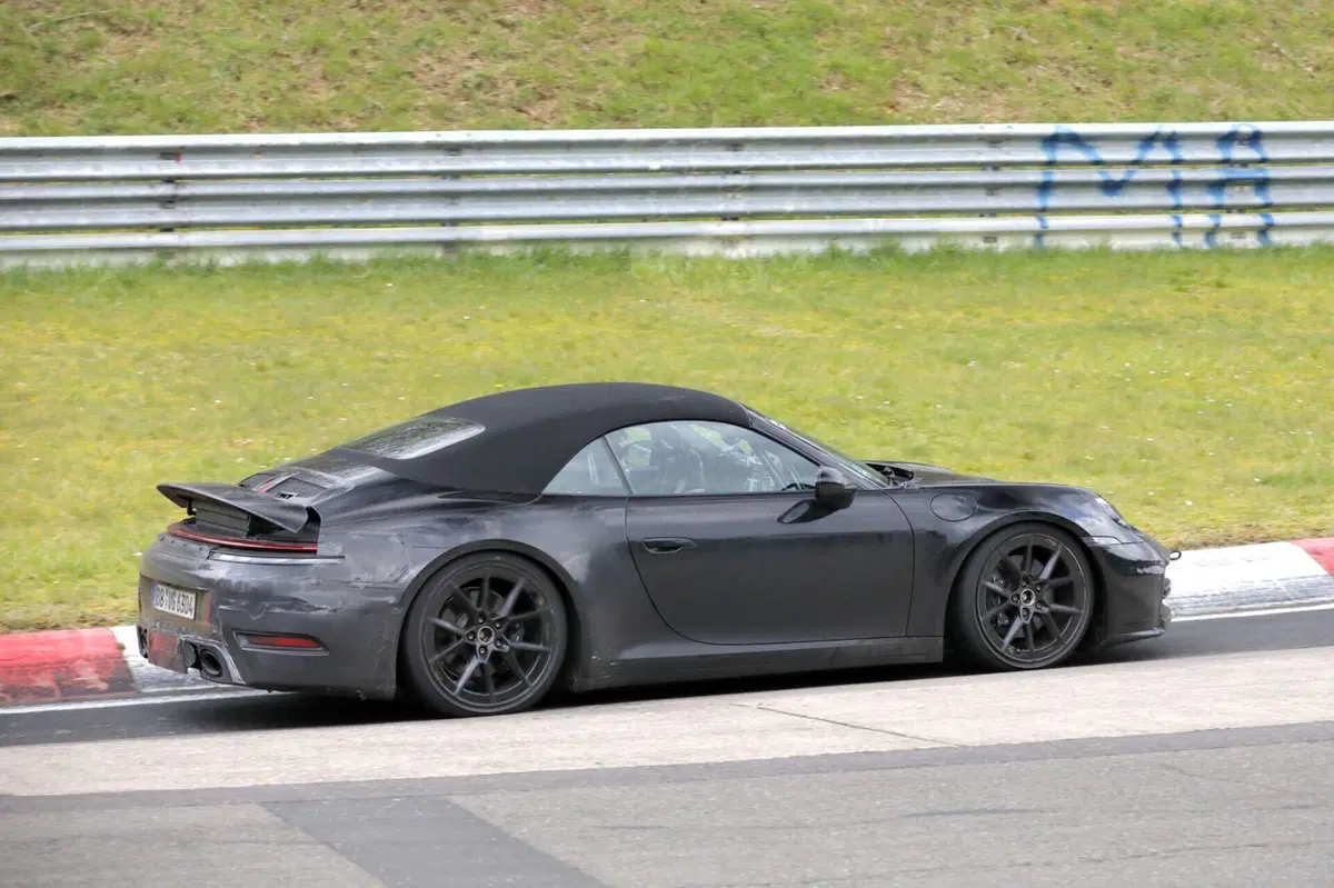 Porsche 911 Cabrio, il Facelift è stato avvistato al Nürburgring [Foto Spia]  (6)