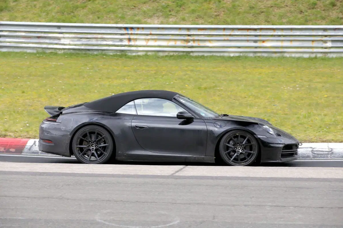 Porsche 911 Cabrio, il Facelift è stato avvistato al Nürburgring [Foto Spia]  (7)