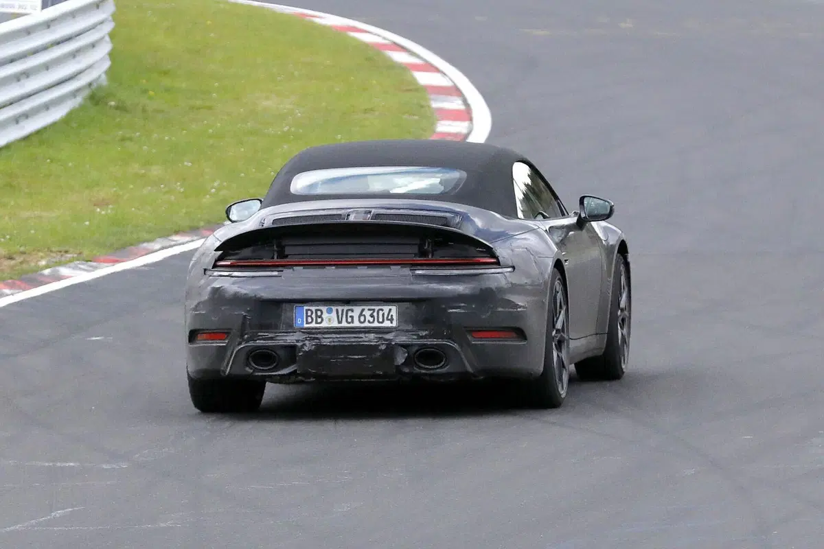 Porsche 911 Cabrio, il Facelift è stato avvistato al Nürburgring [Foto Spia]  (8)