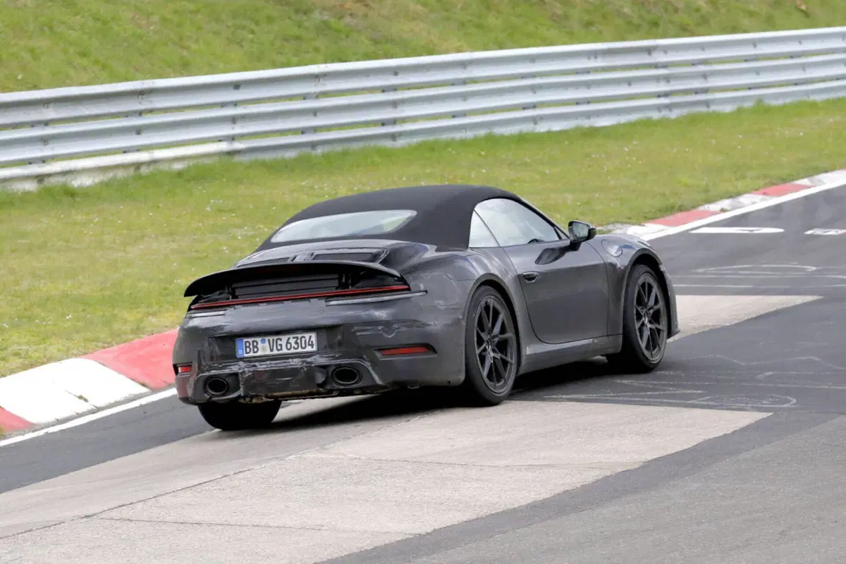 Porsche 911 Cabrio, il Facelift è stato avvistato al Nürburgring [Foto Spia]  (9)