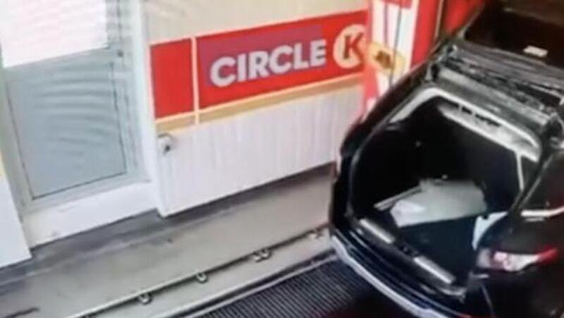 Disastro al lavaggio auto: la Range Rover apre il portellone al momento sbagliato [Video]