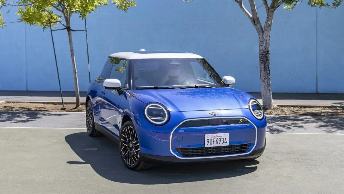 Mini Cooper SE, l’elettrica cambia sia dentro che fuori [Foto Spia] (10)