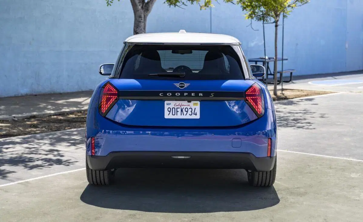 Mini Cooper SE, l’elettrica cambia sia dentro che fuori [Foto Spia] (11)
