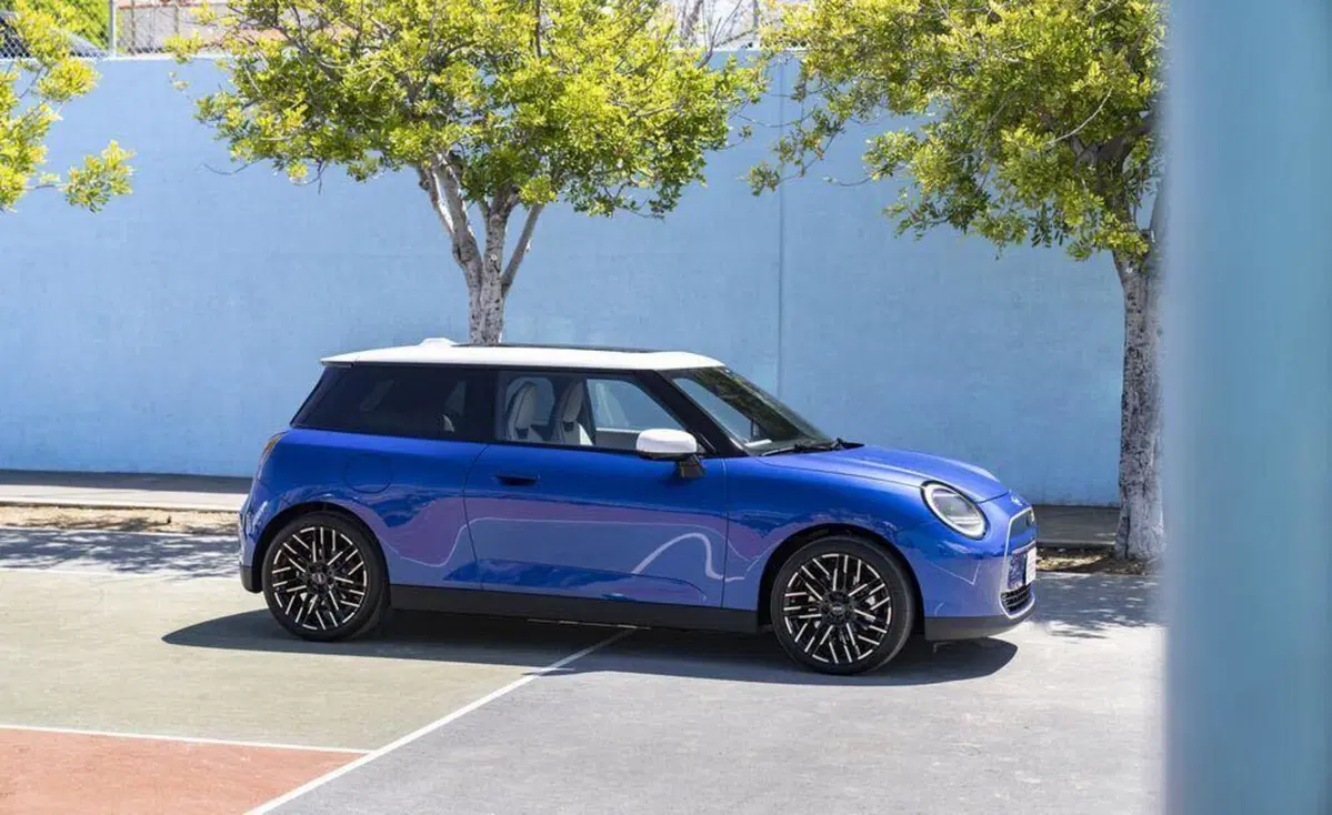 Mini Cooper SE, l’elettrica cambia sia dentro che fuori [Foto Spia] (12)
