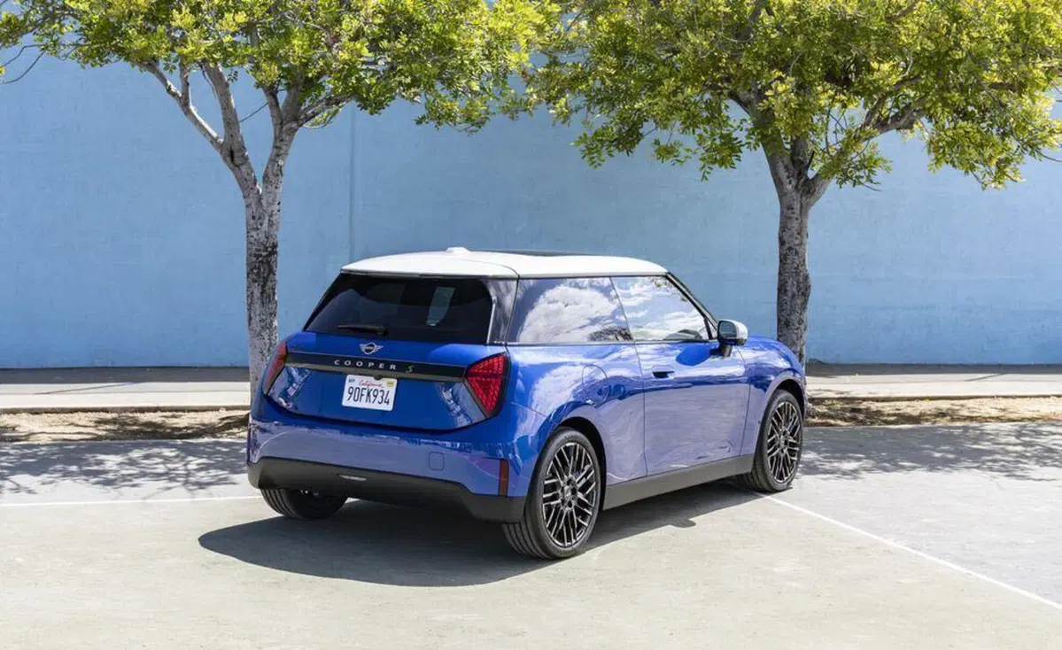 Mini Cooper SE, l’elettrica cambia sia dentro che fuori [Foto Spia] (13)
