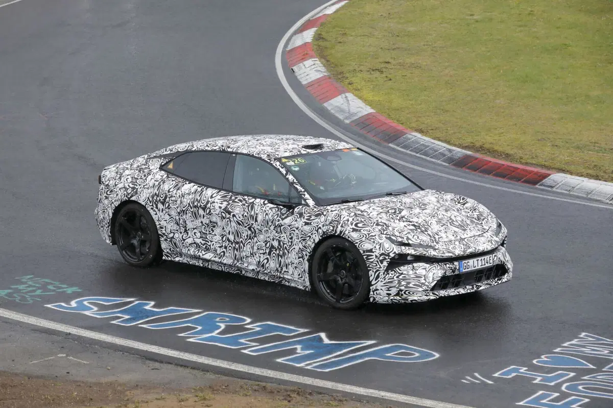 Lotus Envya, l’elettrica da 872 Cv è stata avvistata al Nürburgring [Foto Spia] 