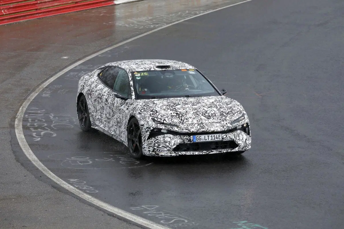 Lotus Envya, l’elettrica da 872 Cv è stata avvistata al Nürburgring [Foto Spia]  (2)