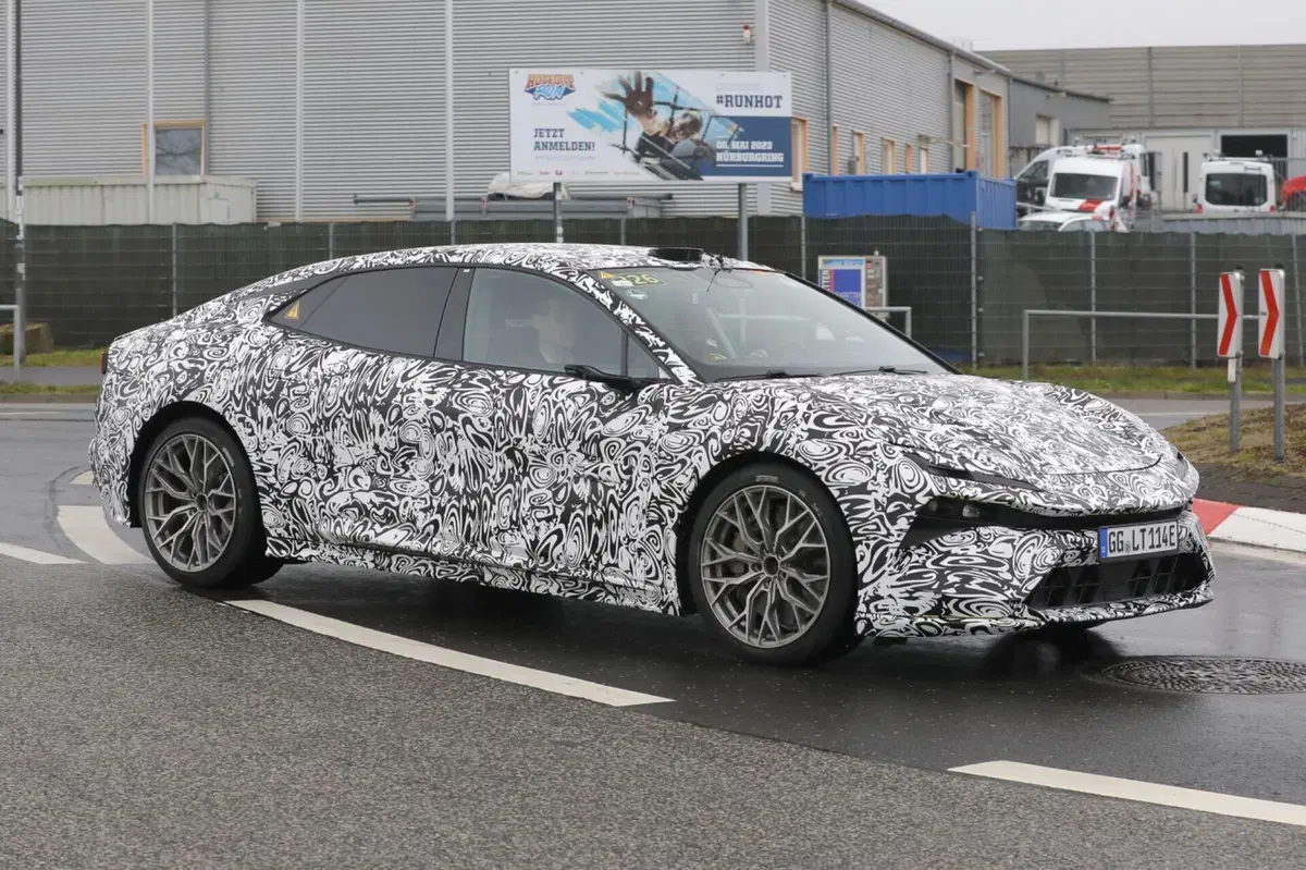 Lotus Envya, l’elettrica da 872 Cv è stata avvistata al Nürburgring [Foto Spia]  (4)