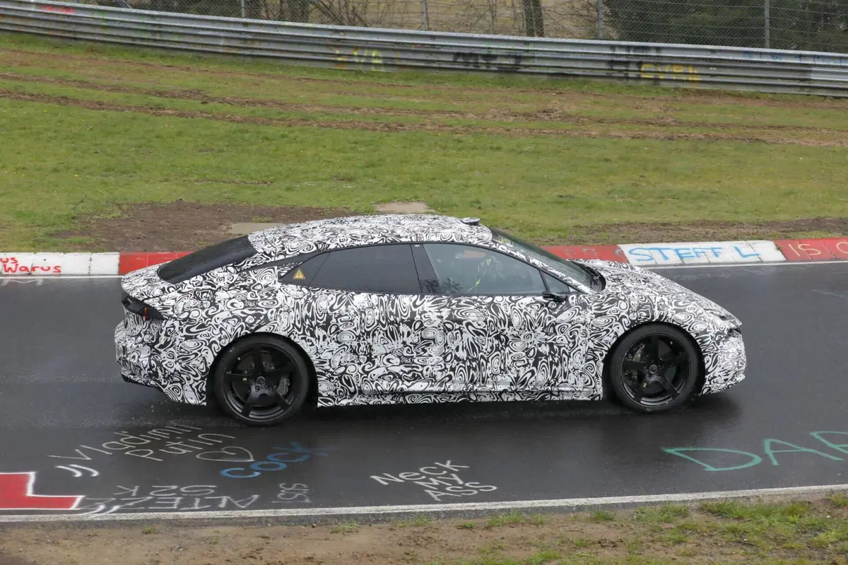 Lotus Envya, l’elettrica da 872 Cv è stata avvistata al Nürburgring [Foto Spia]  (5)