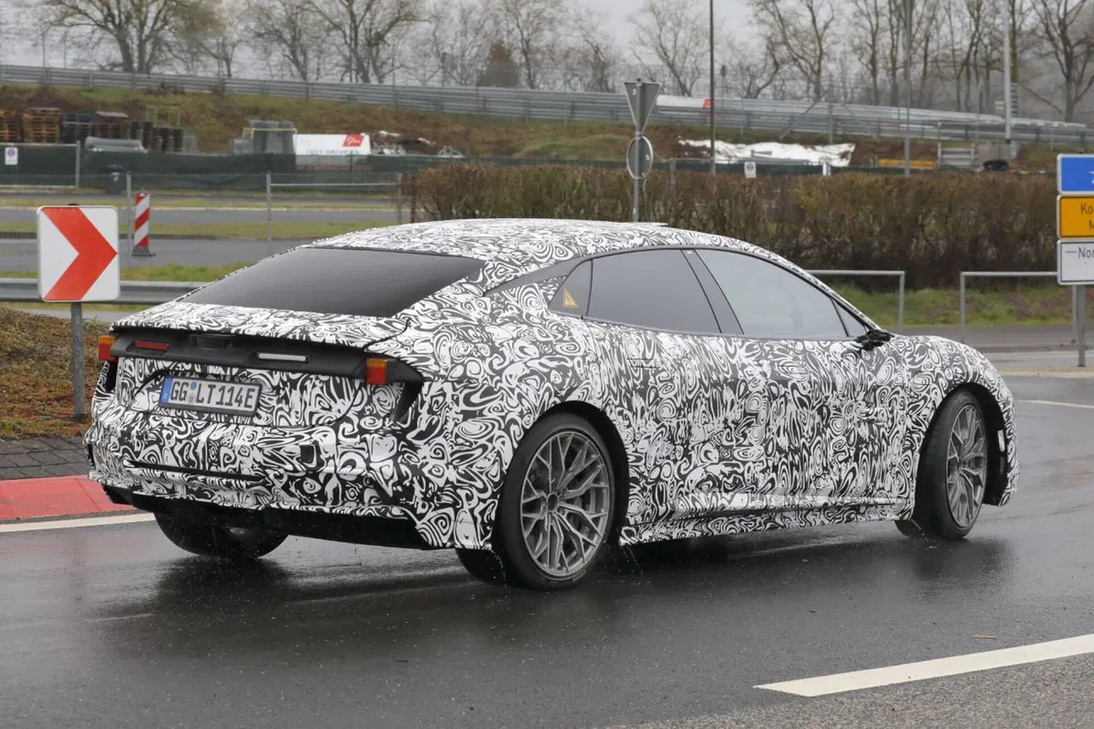 Lotus Envya, l’elettrica da 872 Cv è stata avvistata al Nürburgring [Foto Spia]  (7)