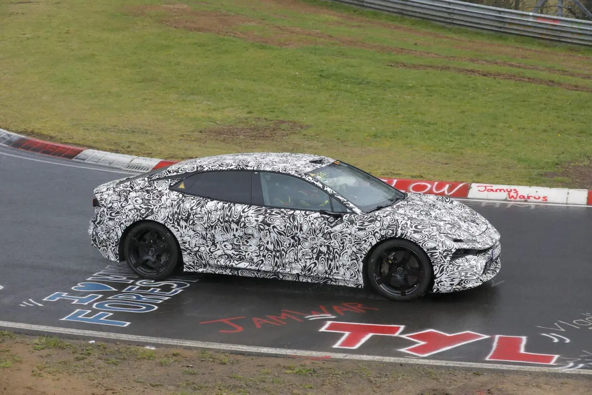Lotus Envya, l’elettrica da 872 Cv è stata avvistata al Nürburgring [Foto Spia]  (11)