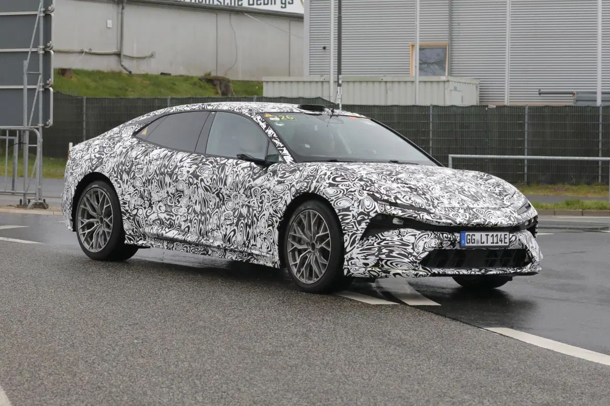 Lotus Envya, l’elettrica da 872 Cv è stata avvistata al Nürburgring [Foto Spia]  (15)