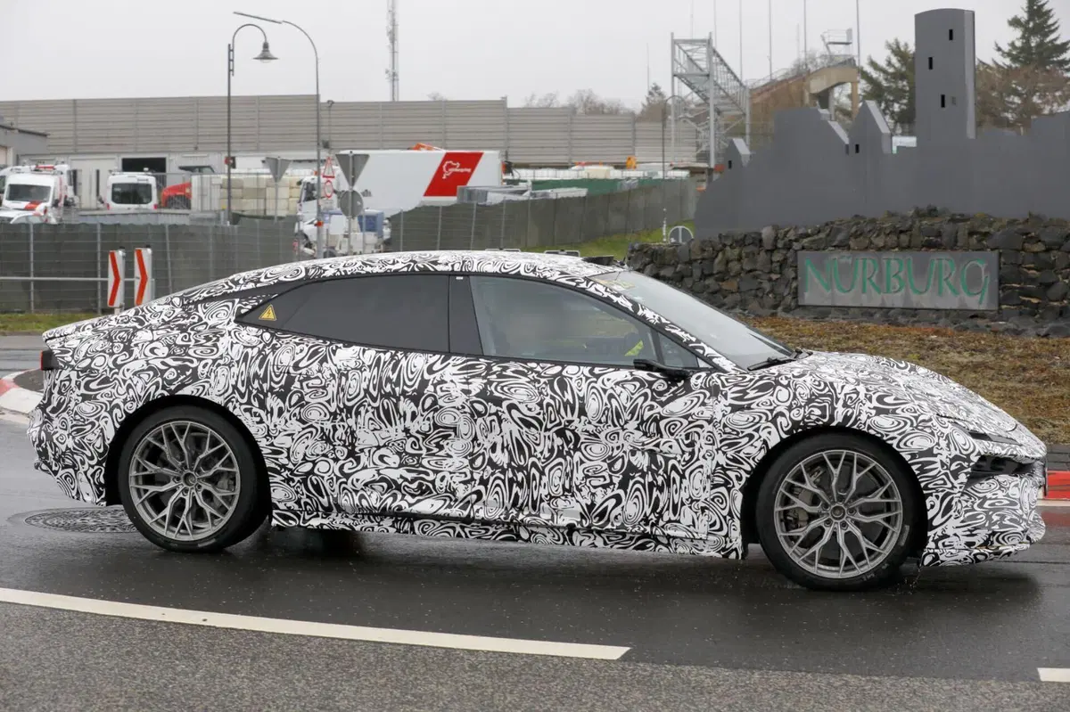 Lotus Envya, l’elettrica da 872 Cv è stata avvistata al Nürburgring [Foto Spia]  (16)