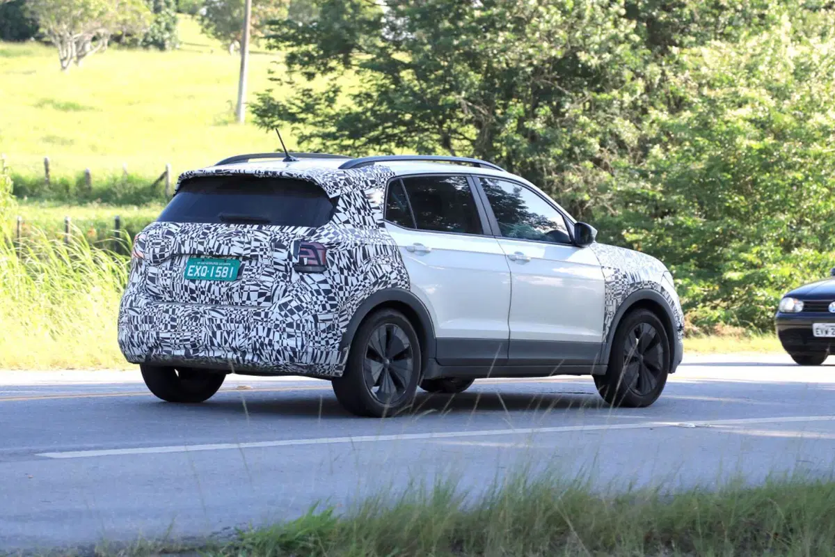 Volkswagen T-Cross, ecco il nuovo Model Year 2023 [Foto Spia] (12)