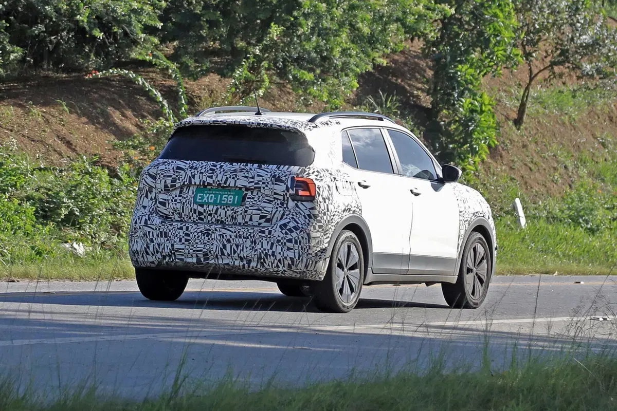 Volkswagen T-Cross, ecco il nuovo Model Year 2023 [Foto Spia] (13)