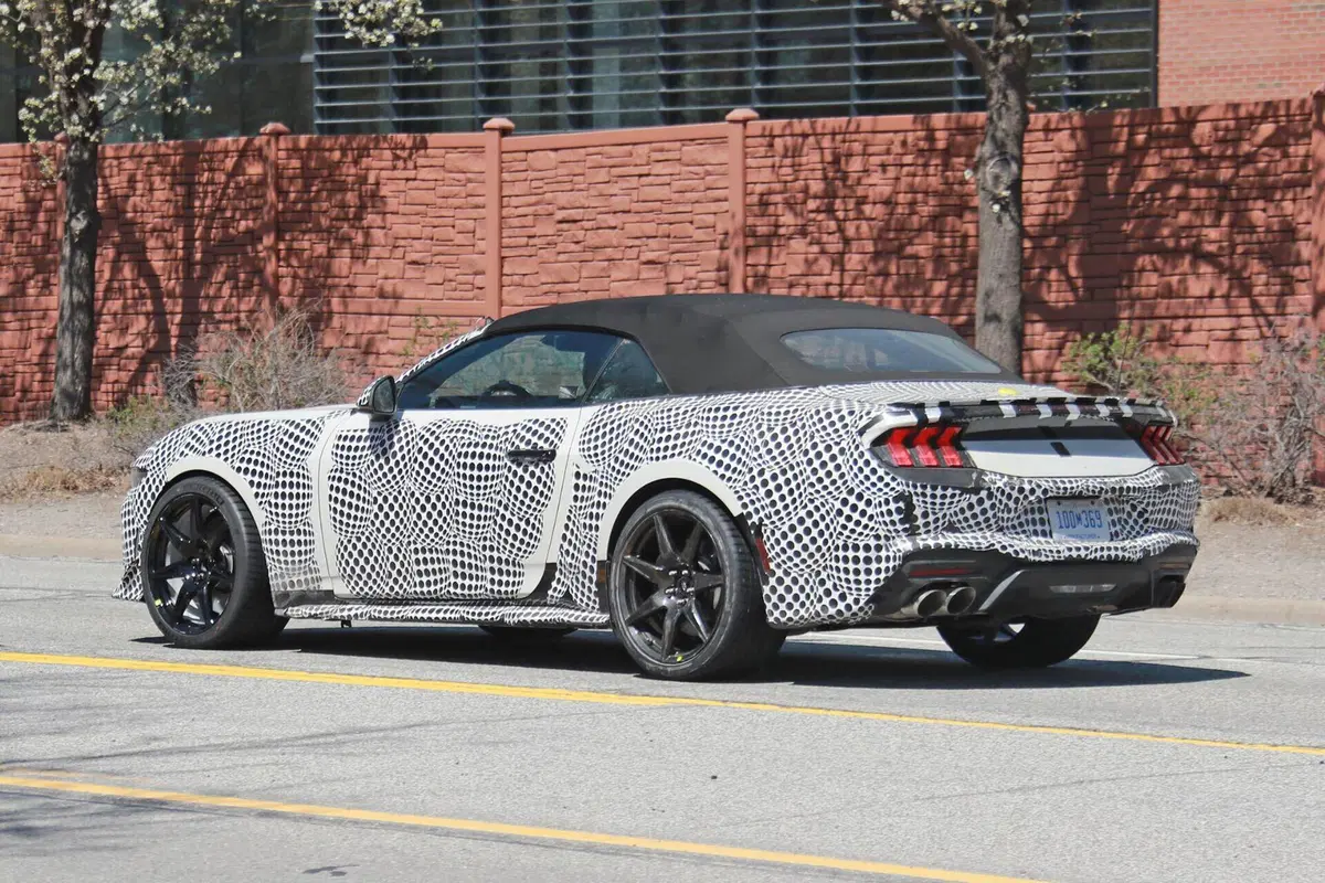 Ford Mustang Shelby GT500, il V8 ruggisce in USA [Foto Spia]