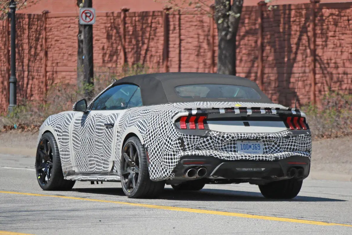 Ford Mustang Shelby GT500, il V8 ruggisce in USA [Foto Spia] (2)