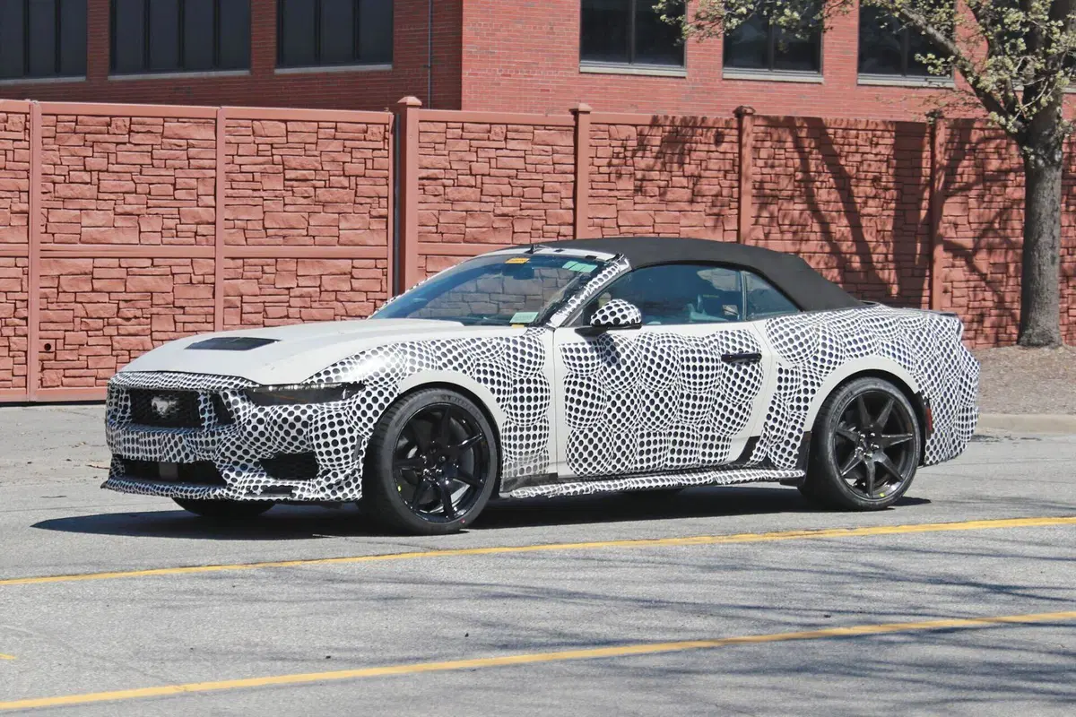 Ford Mustang Shelby GT500, il V8 ruggisce in USA [Foto Spia] (10)