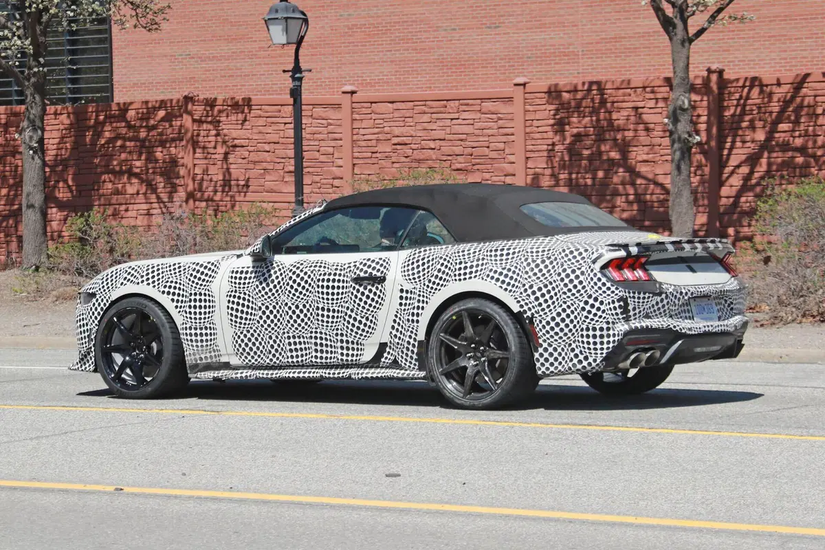 Ford Mustang Shelby GT500, il V8 ruggisce in USA [Foto Spia] (11)