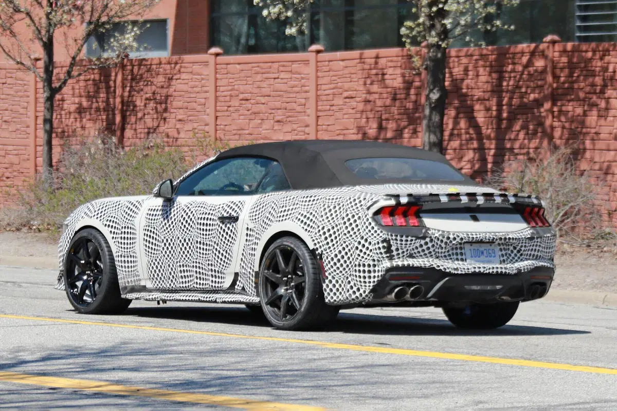 Ford Mustang Shelby GT500, il V8 ruggisce in USA [Foto Spia] (12)