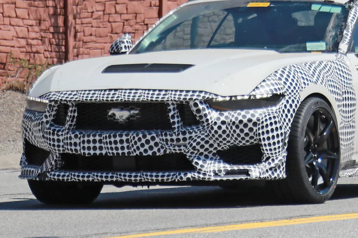 Ford Mustang Shelby GT500, il V8 ruggisce in USA [Foto Spia] (14)