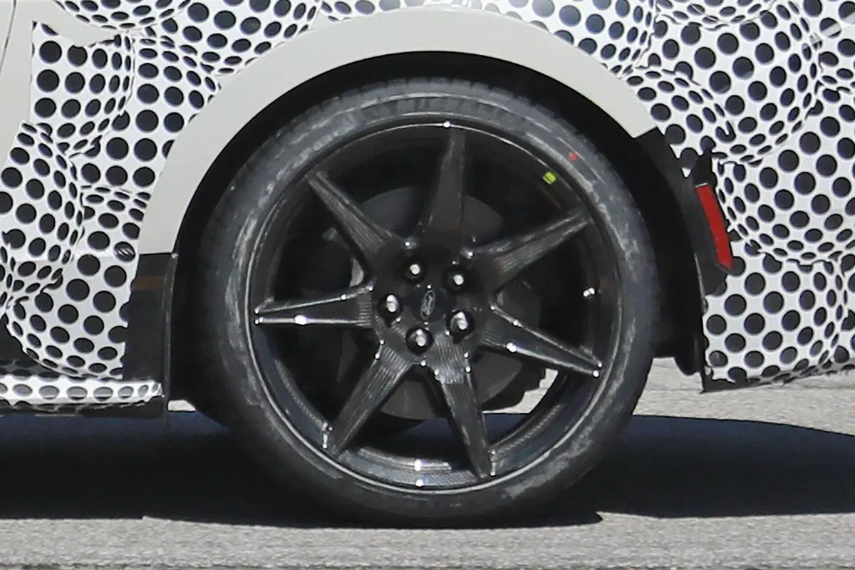 Ford Mustang Shelby GT500, il V8 ruggisce in USA [Foto Spia] (15)