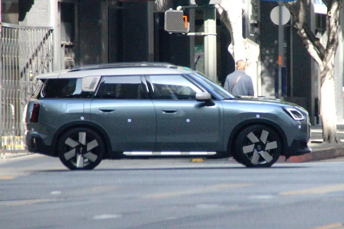 MINI Countryman 2023, ecco l’elettrica senza mimetica [Foto Spia]