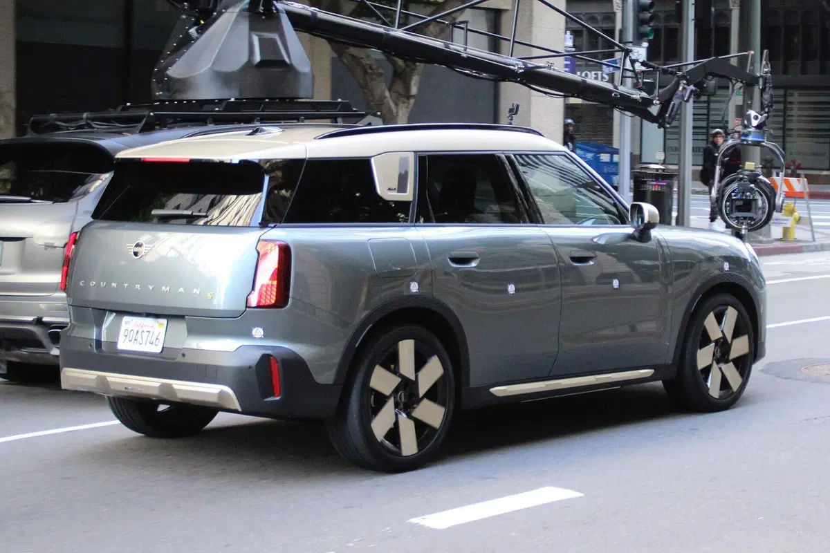 MINI Countryman 2023, ecco l’elettrica senza mimetica [Foto Spia] (2)