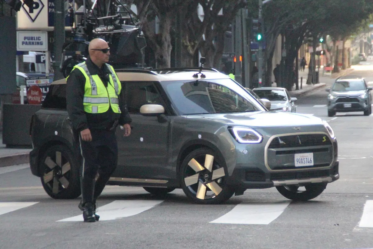 MINI Countryman 2023, ecco l’elettrica senza mimetica [Foto Spia] (3)