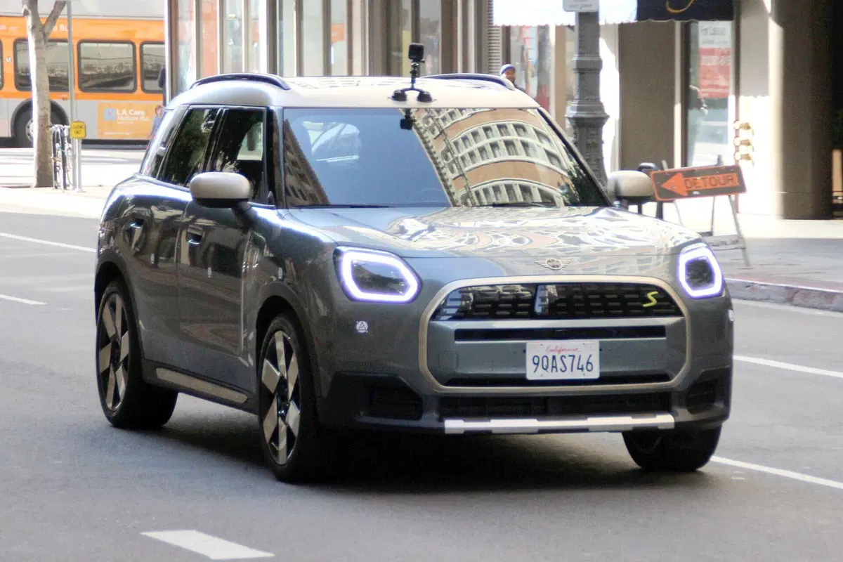 MINI Countryman 2023, ecco l’elettrica senza mimetica [Foto Spia] (5)
