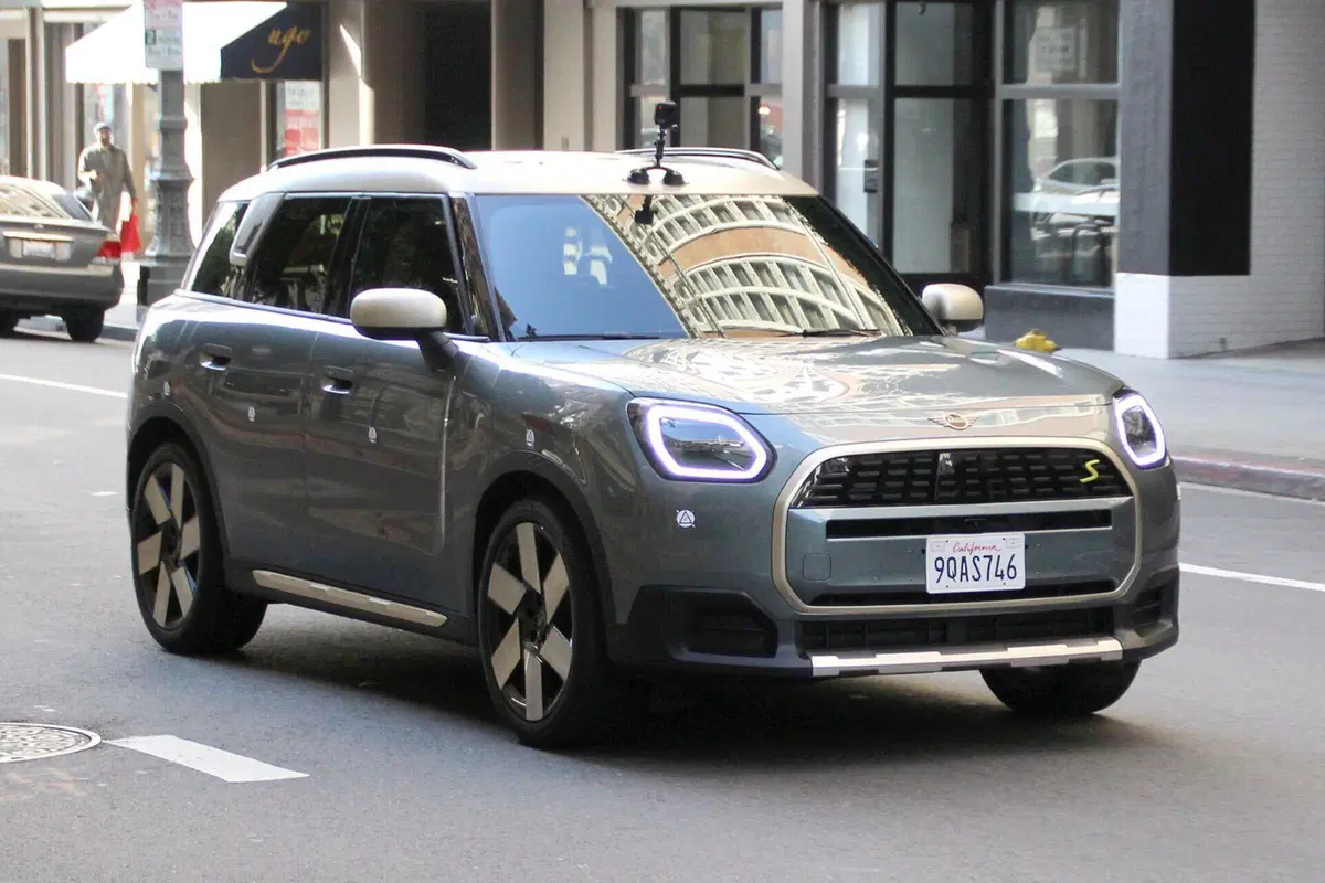 MINI Countryman 2023, ecco l’elettrica senza mimetica [Foto Spia] (6)