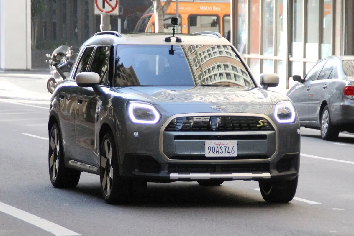 MINI Countryman 2023, ecco l’elettrica senza mimetica [Foto Spia] (9)