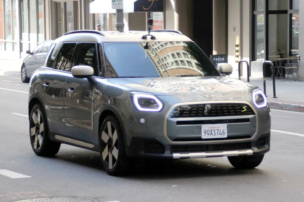MINI Countryman 2023, ecco l’elettrica senza mimetica [Foto Spia] (10)