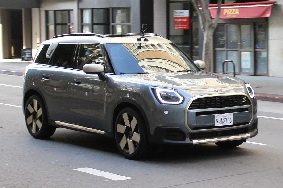 MINI Countryman 2023, ecco l’elettrica senza mimetica [Foto Spia] (11)
