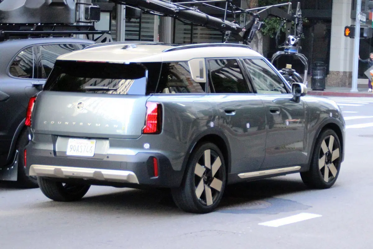 MINI Countryman 2023, ecco l’elettrica senza mimetica [Foto Spia] (12)