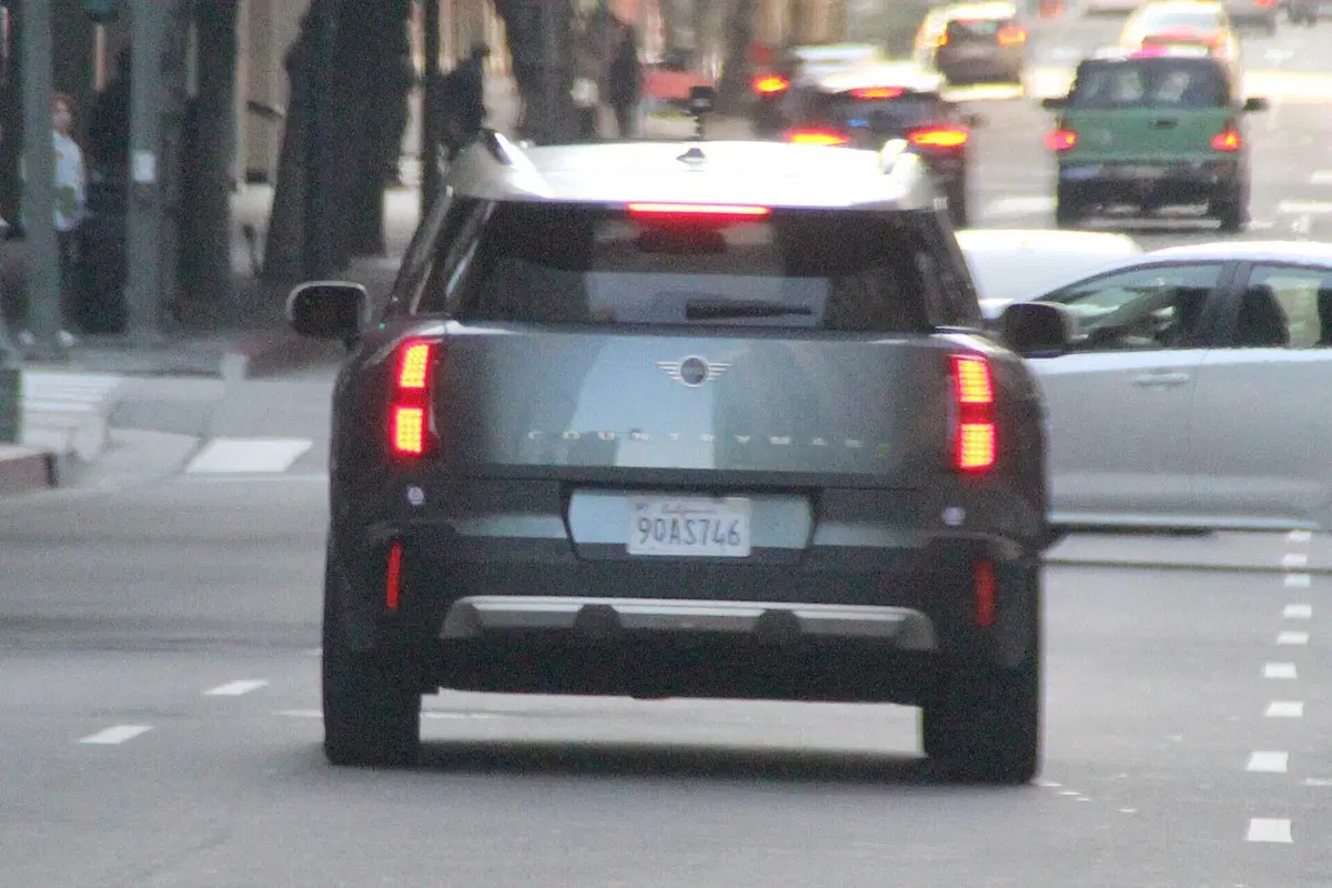 MINI Countryman 2023, ecco l’elettrica senza mimetica [Foto Spia] (13)